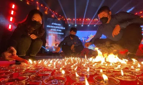 Hình ảnh xúc động trong lễ tưởng niệm đồng bào và cán bộ, chiến sĩ hy sinh, tử vong trong đại dịch Covid-19