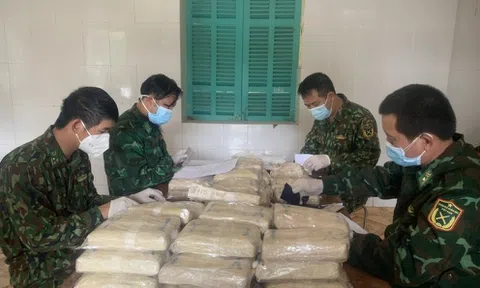 Trinh sát nằm rừng mật phục bắt 2 đối tượng cùng 304.000 viên ma túy