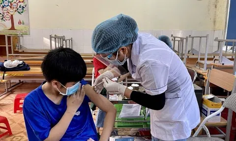 Hà Nội: Học sinh lớp 12 dương tính Covid-19 từng tiêm vaccine tại trường