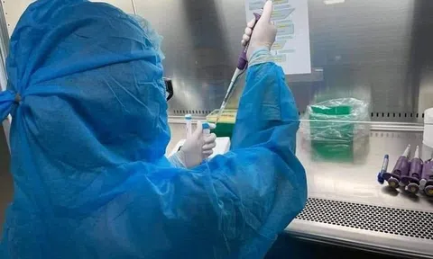 Bị ho suốt 1 tháng không khỏi, 2 vợ chồng đến viện xét nghiệm thì phát hiện mắc Covid-19