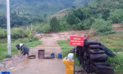 Quảng Nam: Cả quả đồi đổ sập xuống nhà dân sau sạt lở kinh hoàng