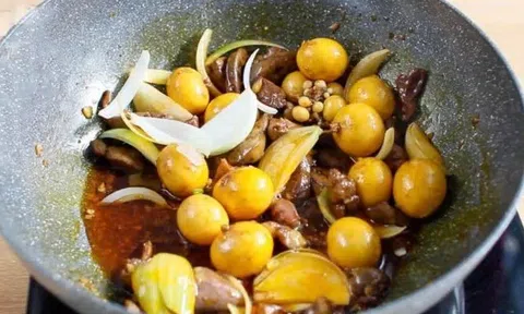 Món ngon cuối tuần: Cách làm lòng gà trứng non cháy tỏi