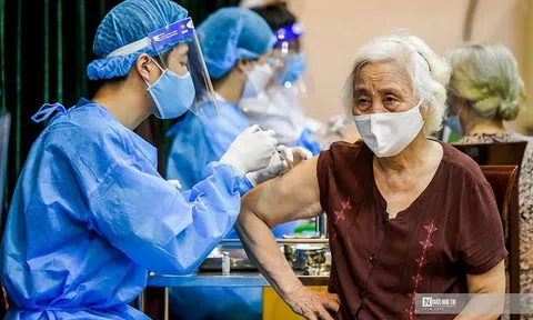 Đi tiêm vắc-xin Covid-19, người cao tuổi cần nắm rõ những điều này