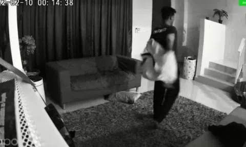 Vừa phát hiện kẻ lạ vào nhà, người phụ nữ càng thêm khiếp đảm khi nhận được tin nhắn