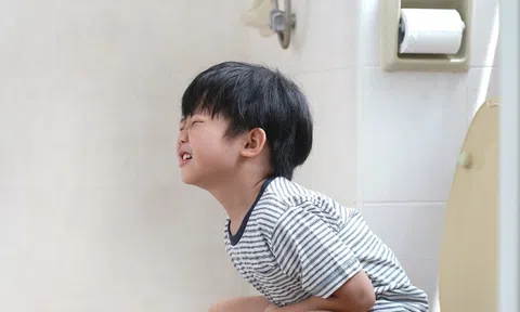 Bé trai 6 tuổi suýt chết vì táo bón: Cha mẹ chớ chủ quan