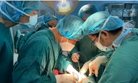 Giải cứu cho cô gái mang khối u như bụng bầu 9 tháng