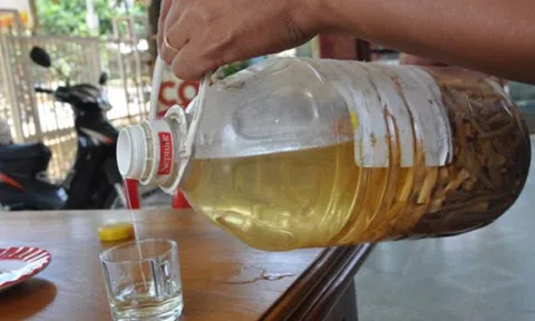 Uống 200ml rượu, bé trai 2 tuổi rơi vào hôn mê sâu