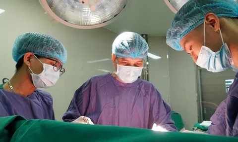 Người phụ nữ phải làm hậu môn giả sau khi đắp thuốc nam chữa nhọt