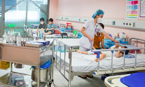 Từ vụ bé gái ở Hà Nội ngừng tim, hoại tử bàn tay vì rút điện thoại khi đang sạc: Nguyên tắc bố mẹ tuyệt đối không được quên khi có con nhỏ