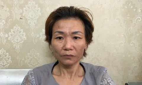 Bị công an áp sát, “nữ quái” chuyên trộm cắp trên phố đi bộ có hành động không ai ngờ tới