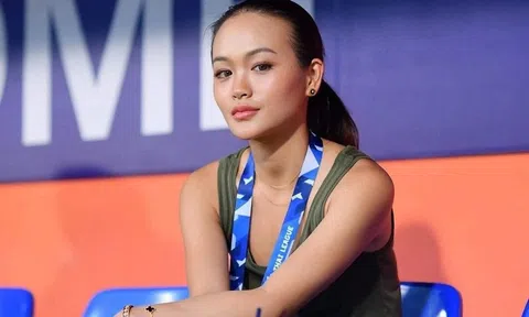 Bất ngờ trước nhan sắc và học vấn của con gái trưởng đoàn U23 Thái Lan