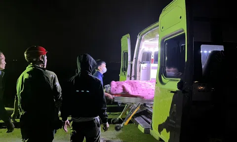 Nam Định: Tìm thấy thi thể nam sinh bị sóng biển cuốn trôi