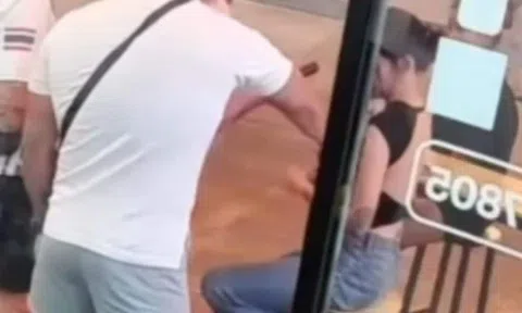 Nữ thợ xăm đá văng kẻ biến thái định giở trò đồi bại ngay trước studio