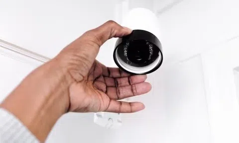 Bác sĩ lắp camera giấu kín trong bóng đèn phòng sinh, quay lén hơn 3.000 clip nhạy cảm