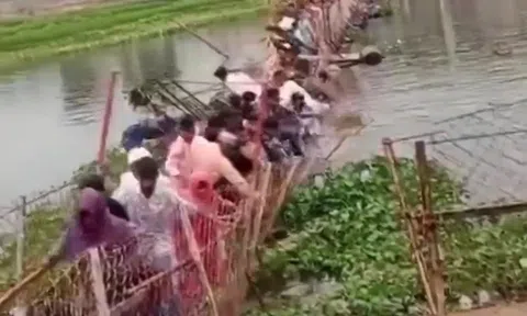 Cây cầu được dựng bằng tre và thùng nhựa bất ngờ bị sập, hàng chục người rơi xuống sông