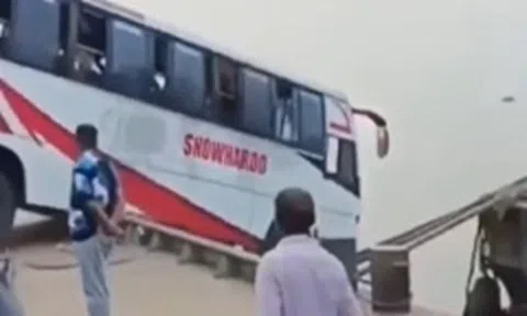 Xe khách lao xuống sông, ít nhất 16 người thiệt mạng: Hé lộ nguyên nhân