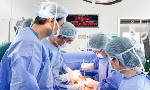 Thấy bụng to bất thường, cô gái đi kiểm tra phát hiện "thứ đáng sợ" gần 12kg trong tử cung