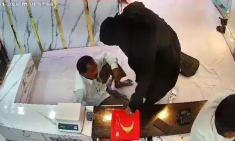 Cứ tưởng khách quý ghé thăm, chủ tiệm vàng "đứng hình" khi thấy thứ người phụ nữ rút ra từ trong lớp áo