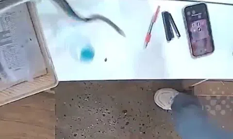 Đang làm việc, cô gái 25 tuổi bị "tử thần" từ trần nhà lao thẳng vào người