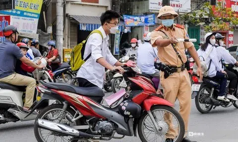 Xử lý nhiều học sinh kẹp ba, không đội mũ bảo hiểm đến trường