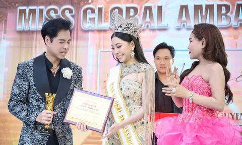 Hạnh Nguyên rơi lệ khi được đích thân Danh ca - nhạc sĩ Ngọc Sơn trao bằng chứng nhận Hoa hậu Đại sứ Toàn cầu