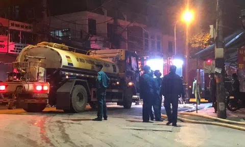 Hà Nội: Đang cháy lớn kho vải chợ Ninh Hiệp, hàng trăm người dân hốt hoảng bỏ chạy