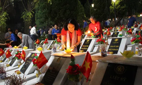 Chủ tịch Hội Chữ thập đỏ Việt Nam dâng hương tại Nghĩa trang liệt sĩ quốc gia Vị Xuyên