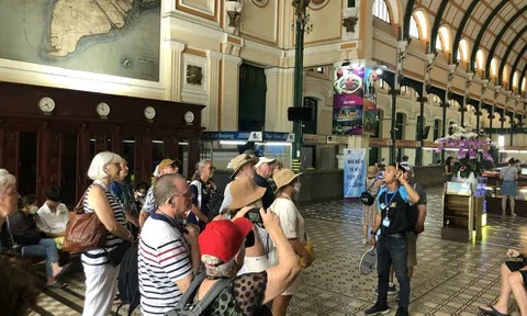 Tp.HCM: Cao điểm du lịch hè, vui mừng liên tục đón khách