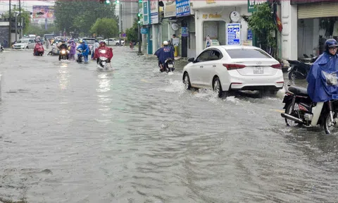 Thừa Thiên – Huế: Cận cảnh nước lũ tràn qua Đập Đá, người dân bì bõm lưu thông sáng đầu tuần