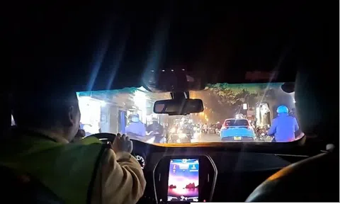CSGT dùng xe đặc chủng đưa bé trai bị ngất xỉu trên xe khách đi cấp cứu kịp thời
