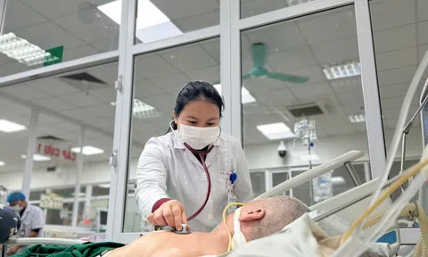 Nhiều người già, trẻ nhỏ nhập viện vì viêm phổi, phải lọc máu, thở máy