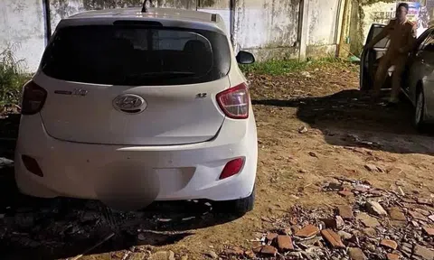 Danh tính tài xế ô tô Hyundai i10 vụ cô gái khỏa thân rơi ra khỏi xe