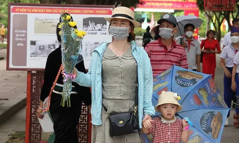 Hàng nghìn du khách mang hoa tươi đến thăm quê Bác