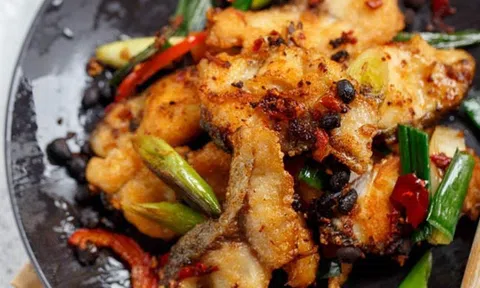 Món ngon cuối tuần: Phi lê cá chiên xốt cay giòn ngon bùng vị