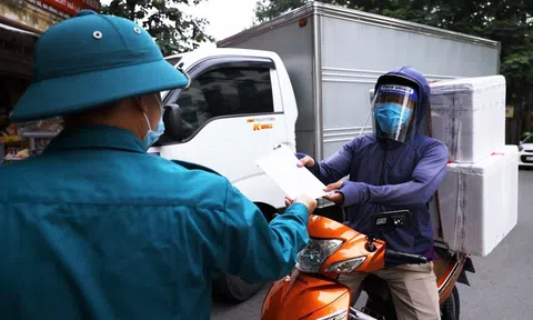 Hà Nội: Điều chỉnh yêu cầu về giấy đi đường, không cần lịch trực, lịch làm việc