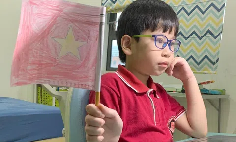 Muôn vàn cảm xúc của mẹ khi dự khai giảng trực tuyến đặc biệt cùng con