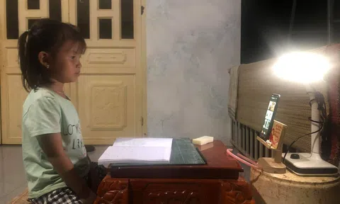 Trăn trở của phụ huynh có con vào lớp 1 qua... màn hình điện thoại