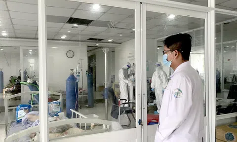 Khoảnh khắc quyết định “sinh tử” của bác sĩ tại bệnh viện dã chiến