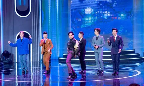 Ngọc Sơn hát, nhảy "cực sung" phụ họa cho thí sinh trên sân khấu