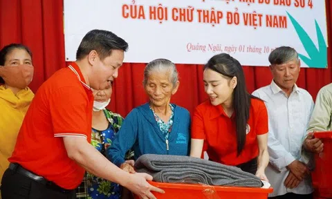 Diễn viên Nhã Phương đồng hành Hội Chữ thập đỏ cứu trợ bà con miền Trung