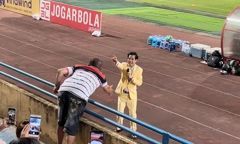 Chạy như động viên điền kinh, Ngọc Sơn vẫn hát cực sung trên sân bóng