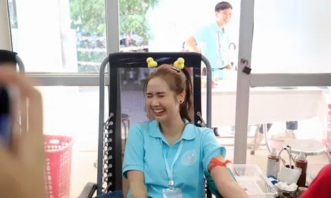 Phan Minh Huyền tươi trẻ, rạng rỡ như sinh viên đi hiến máu tình nguyện 