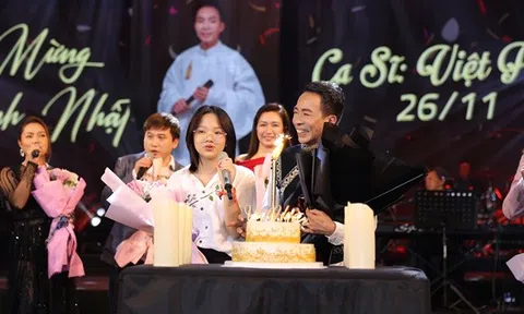 NSƯT Việt Hoàn đón sinh nhật ngay trên sân khấu 