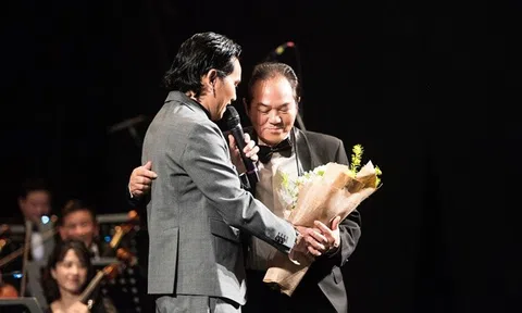 Mars Anh Tú gửi lời xin lỗi bố trong đêm nhạc riêng đầu tiên tại Hà Nội 