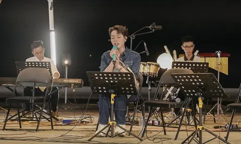 Bản hit đình đám “Waiting for you" của Mono được Đức Phúc thể hiện ra sao tại Biển của Hy vọng?