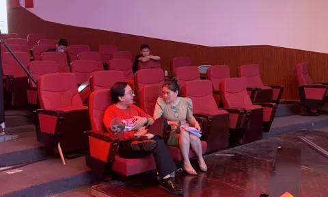 NSƯT Kim Tử Long chăm lo cho vợ trong hậu trường Tài Danh Tân Cổ 