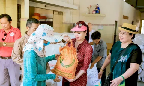 Diễn viên - ca sĩ Yến Vy cùng mẹ trao 5 tấn gạo cho bà con Long An