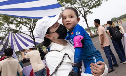 Trà Ngọc Hằng cổ vũ con tham gia giải trượt patin bán chuyên 