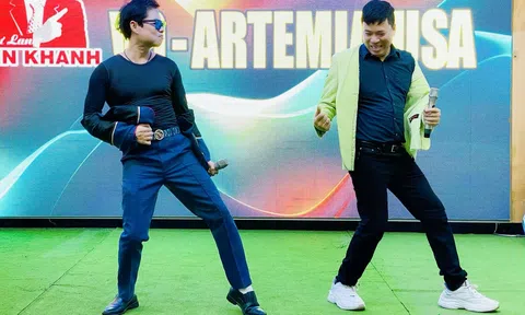 Sự đồng điệu trong giọng hát và bước nhảy của Michael Lang