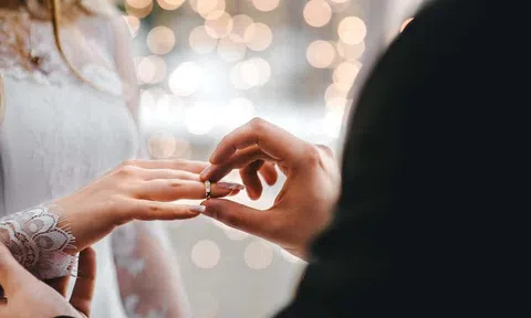 Chú rể vấp ngã làm rơi bộ tóc giả, cô dâu lập tức đòi hủy hôn khi biết chồng bị hói